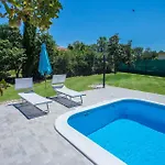 Casa Luka Vareski בית נופש *