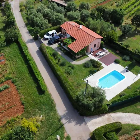 Casa Luka Vareski בית נופש