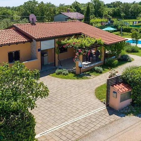 Casa Luka Vareski *