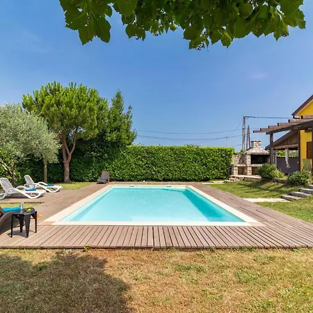 Lovely In With Kitchen Holiday home *