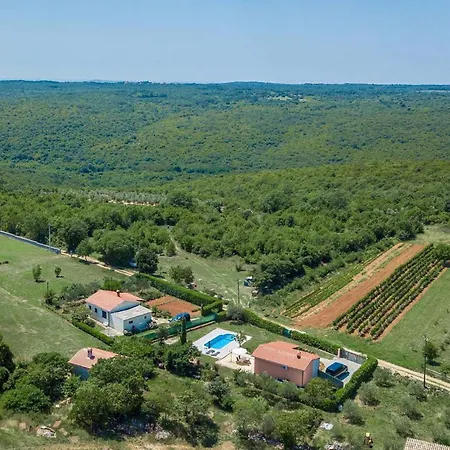 Casa Luka Vareski *